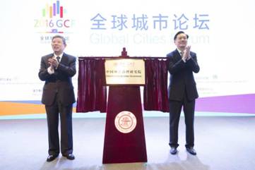时任上海市市长杨雄和校党委书记姜斯宪一道为上海交通大学中国城市治理研究院揭牌